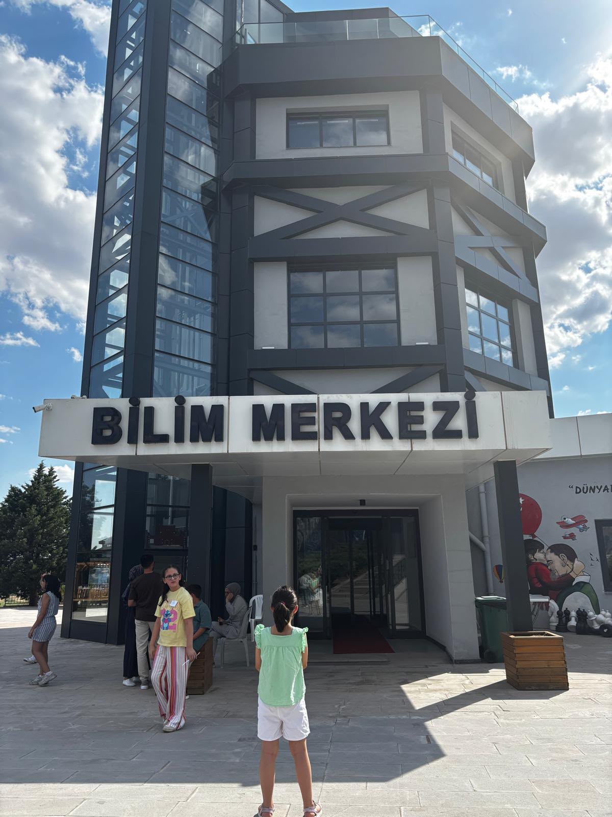 Çocuk Meclisi Atölye Programı kapsamında kuruluşumuzda koruma ve bakım altında bulunan çocuğumuz, Bilim Merkezini ziyaret etti.