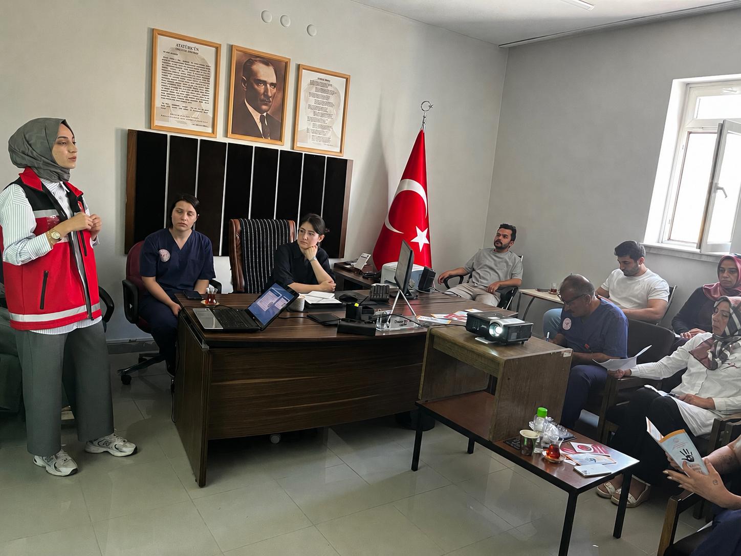 Karakeçili Devlet Hastanesi personellerine, Bakanlığımızın hizmet modellerinin tanıtımı yapıldı.