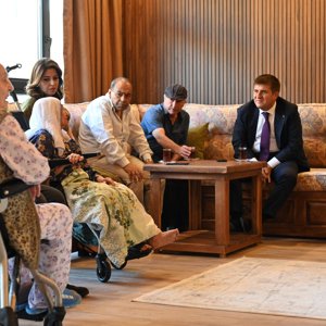 Valimiz Sayın H. Engin SARIİBRAHİM, modern donanımı ve konforlu yaşam alanlarıyla hizmet vermeye başlayan Huzurevi Yaşlı Bakım ve Rehabilitasyon Merkezimizi ziyaret etti. - fotoğraf 4