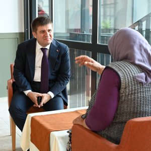 Valimiz Sayın H. Engin SARIİBRAHİM, modern donanımı ve konforlu yaşam alanlarıyla hizmet vermeye başlayan Huzurevi Yaşlı Bakım ve Rehabilitasyon Merkezimizi ziyaret etti. - fotoğraf 3