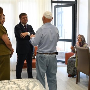 Valimiz Sayın H. Engin SARIİBRAHİM, modern donanımı ve konforlu yaşam alanlarıyla hizmet vermeye başlayan Huzurevi Yaşlı Bakım ve Rehabilitasyon Merkezimizi ziyaret etti. - fotoğraf 2