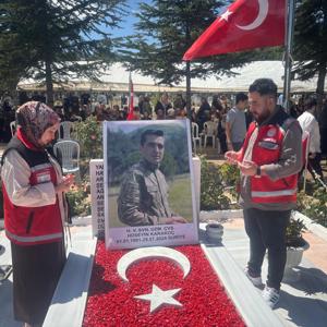 İl Müdürümüz Sayın Çiğdem AÇIKYILDIZ KAZEL, kahraman Şehidimiz Hv. Svn. Uzm. Çvş. Hüseyin KARAKOÇ’un şehadetinin sene-i devriyesi dolayısıyla kabri başında düzenlenen anma programına katılım sağladı. - fotoğraf 3