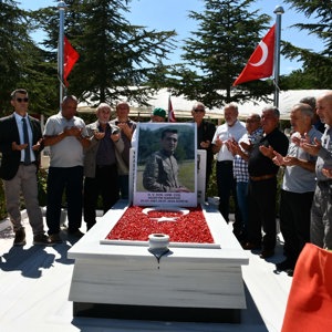 İl Müdürümüz Sayın Çiğdem AÇIKYILDIZ KAZEL, kahraman Şehidimiz Hv. Svn. Uzm. Çvş. Hüseyin KARAKOÇ’un şehadetinin sene-i devriyesi dolayısıyla kabri başında düzenlenen anma programına katılım sağladı. - fotoğraf 2
