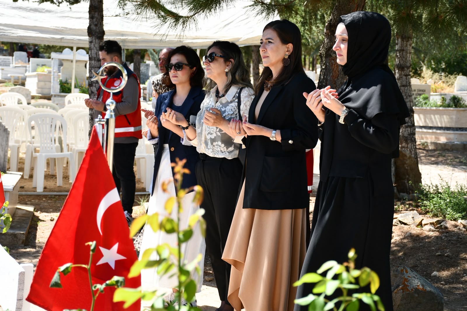 İl Müdürümüz Sayın Çiğdem AÇIKYILDIZ KAZEL, kahraman Şehidimiz Hv. Svn. Uzm. Çvş. Hüseyin KARAKOÇ’un şehadetinin sene-i devriyesi dolayısıyla kabri başında düzenlenen anma programına katılım sağladı.