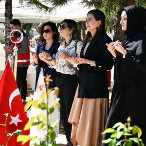İl Müdürümüz Sayın Çiğdem AÇIKYILDIZ KAZEL, kahraman Şehidimiz Hv. Svn. Uzm. Çvş. Hüseyin KARAKOÇ’un şehadetinin sene-i devriyesi dolayısıyla kabri başında düzenlenen anma programına katılım sağladı. - fotoğraf 1