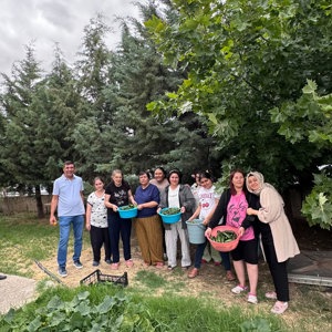 Engelsiz Yaşam Bakım Rehabilitasyon ve Aile Danışma Merkezi Müdürlüğümüzden hizmet alan özel gereksinimli bireylerimiz, kendi emekleriyle yetiştirdikleri ürünlerin hasadını gerçekleştirdi. - fotoğraf 1