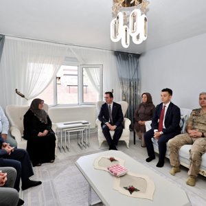 Valimiz Sayın Ahmet Karakaya, vatanımızın birlik ve beraberliği uğruna canını feda eden kahraman şehidimiz Çarşı ve Mahalle Bekçisi İsa Budak’ın kıymetli ailesini ziyaret etti - fotoğraf 2