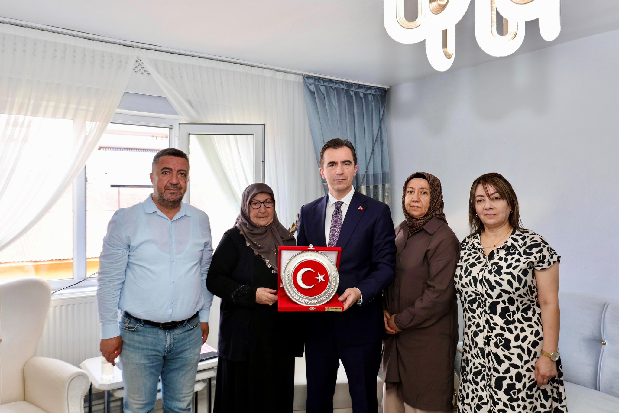 Valimiz Sayın Ahmet Karakaya, vatanımızın birlik ve beraberliği uğruna canını feda eden kahraman şehidimiz Çarşı ve Mahalle Bekçisi İsa Budak’ın kıymetli ailesini ziyaret etti