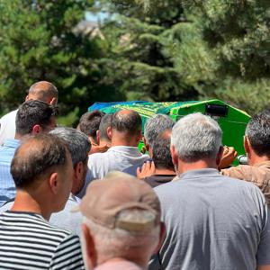İl Müdürümüz Sayın Çiğdem AÇIKYILDIZ KAZEL, koruyucu annemiz Sultan CEYLAN’ın Yozgat’taki cenaze törenine katılarak ailemizin acısını paylaştı. - fotoğraf 1