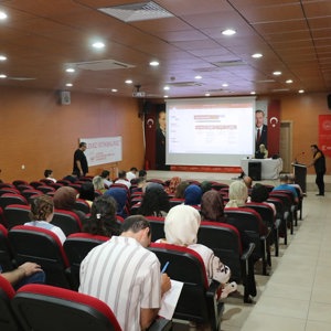 İL MÜDÜRLÜĞÜMÜZDE GÖÇ İDARESİ TARAFINDAN  " İNSAN TİCARETİ İLE  MÜCADELE VE MAĞDURLARIN KORUNMASINA YÖNELİK FARKINDALIK" EĞİTİMİ GERÇKEŞTİRİLDİ - fotoğraf 2
