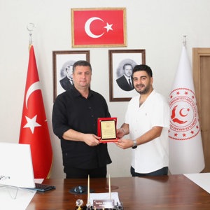 İL MÜDÜRÜMÜZ SAYIN SERDAR DEMİRCİ'DEN DEĞERLİ ÇALIŞMA ARKADAŞIMIZA VE PLAKETİ - fotoğraf 1