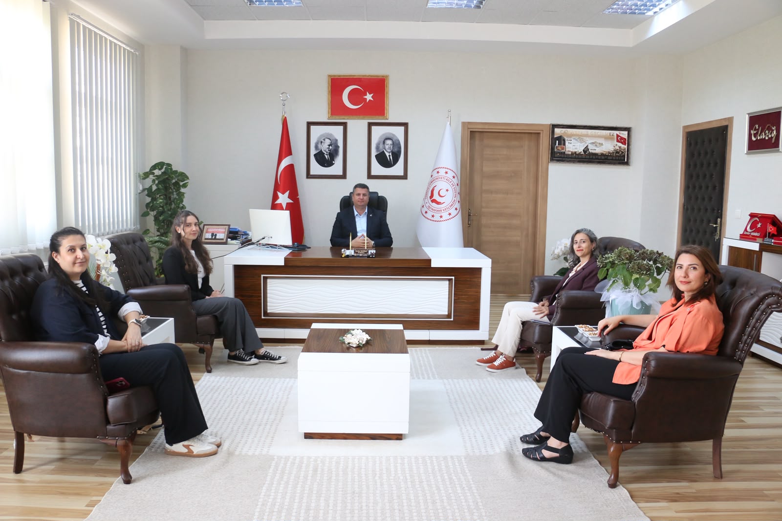 AİLE VE SOSYAL HİZMETLER BAKANLIĞI KADININ STATÜSÜ GENEL MÜDÜRLÜĞÜ DEĞERLENDİRME EKİBİNDEN İL MÜDÜRÜMÜZ SAYIN SERDAR DEMİRCİ’YE ZİYARET