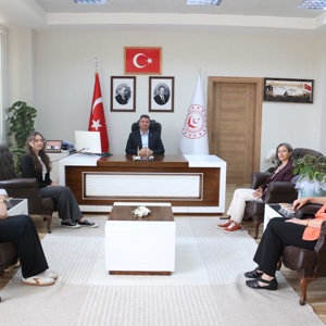 AİLE VE SOSYAL HİZMETLER BAKANLIĞI KADININ STATÜSÜ GENEL MÜDÜRLÜĞÜ DEĞERLENDİRME EKİBİNDEN İL MÜDÜRÜMÜZ SAYIN SERDAR DEMİRCİ’YE ZİYARET - fotoğraf 1