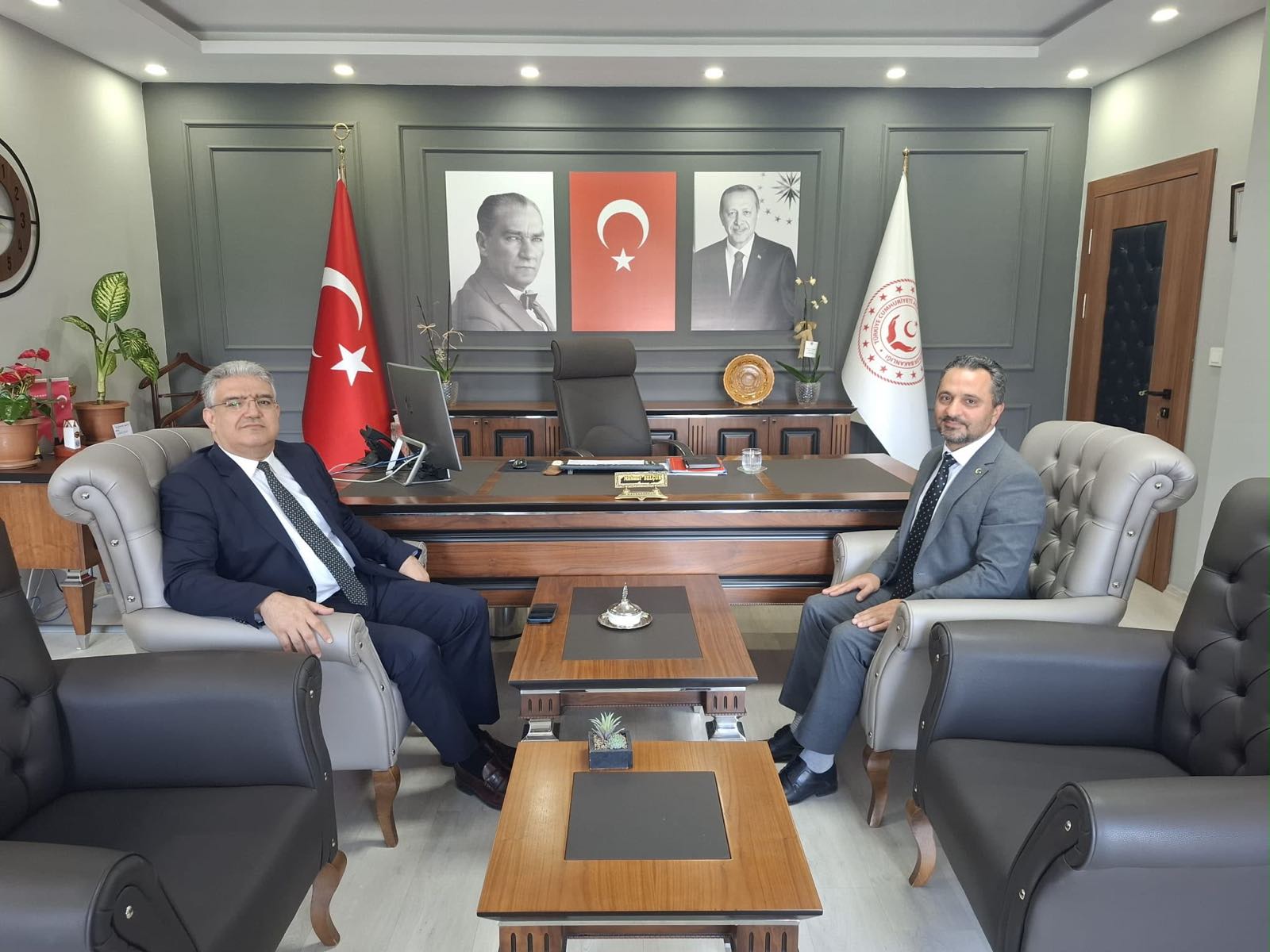 Vali Yardımcımız Sayın A. Ferhat ÖZEN, İl Müdürümüz Mahmut SELÇUK’u makamında ziyaret etti.
