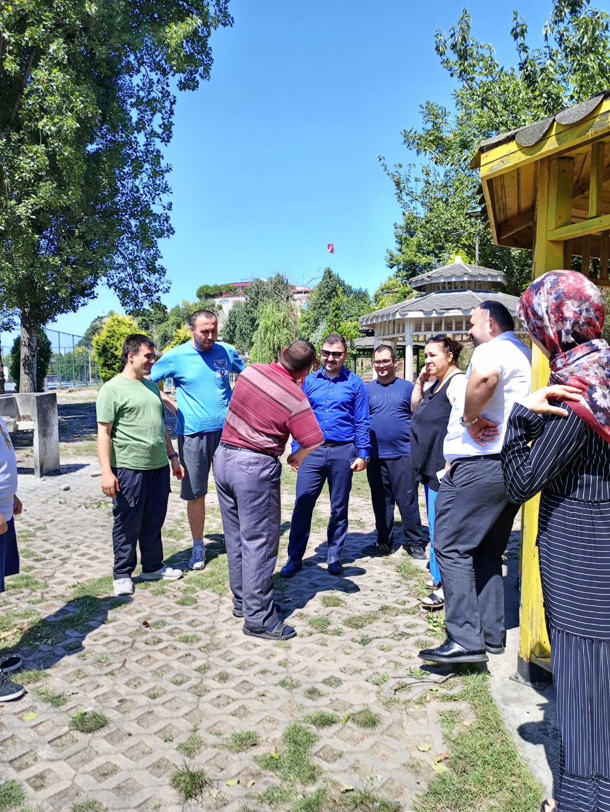  Kozlu Sahili’nde yer alan piknik alanında mangal etkinliği düzenlenmiştir.