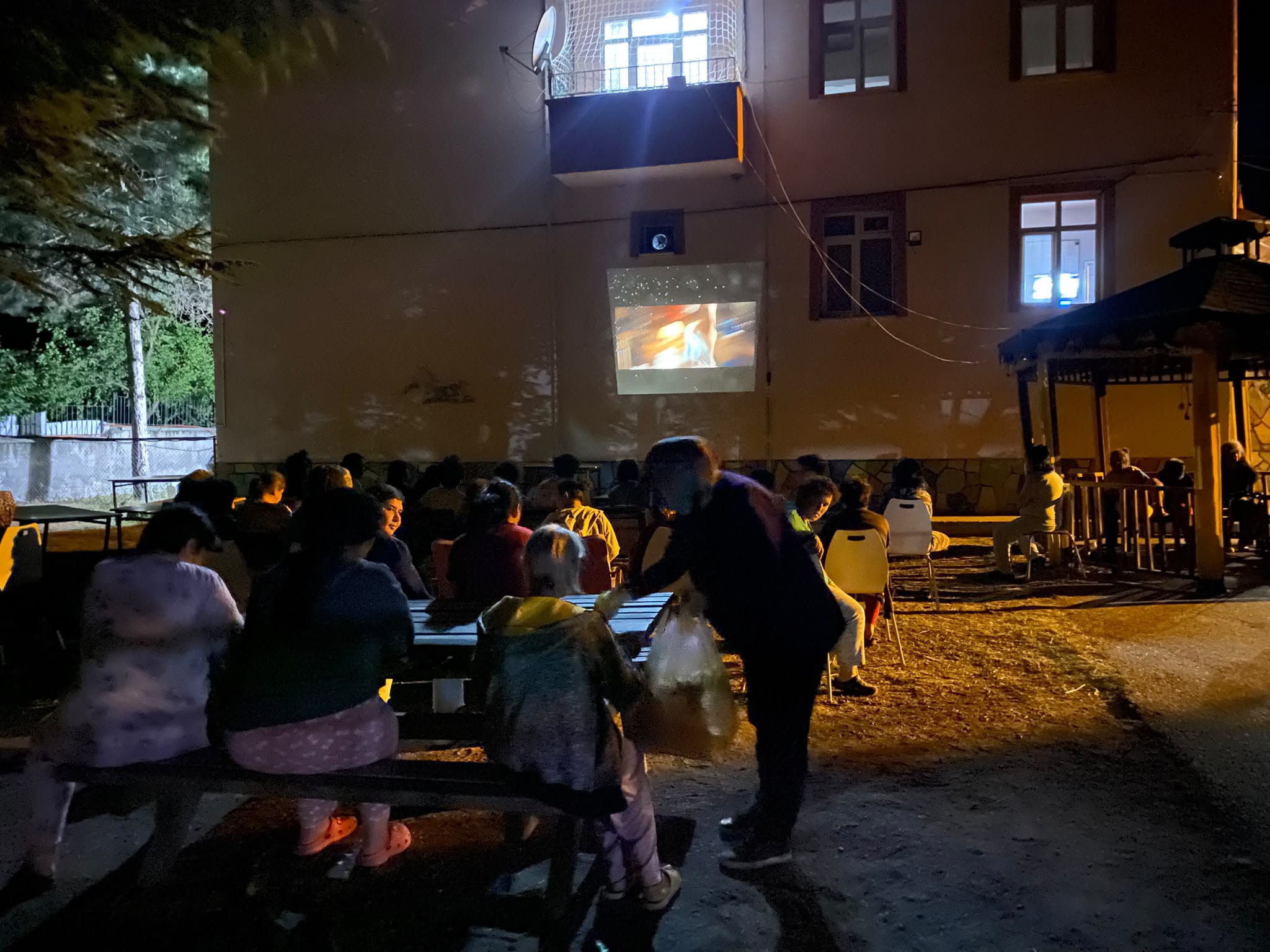 Sakinlerimiz güzel bir yaz akşamını açık hava sineması ile değerlendirdi