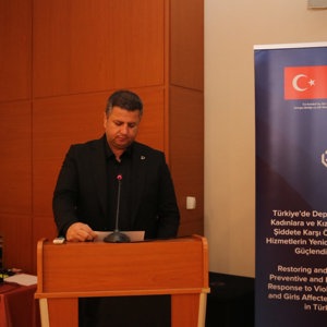 DEPREMDEN ETKİLENEN KADINLAR VE KIZ ÇOCUKLARINA YÖNELİK ŞİDDETLE MÜCADELEDE KURUMLAR ARASI KOORDİNASYON TOPLANTISI GERÇEKLEŞTİRİLDİ - fotoğraf 1