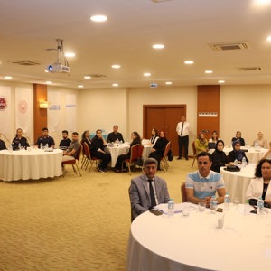 DEPREMDEN ETKİLENEN KADINLAR VE KIZ ÇOCUKLARINA YÖNELİK ŞİDDETLE MÜCADELEDE KURUMLAR ARASI KOORDİNASYON TOPLANTISI GERÇEKLEŞTİRİLDİ - fotoğraf 3