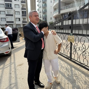 İl Müdürümüz Sayın Naci Yılmaz, annesinin desteğiyle ve gönüllülük esasıyla şehit mezarlıkları ve camilerin temizliğine katkı sunan millî ve manevi değerlere duyarlılığıyla örnek olan Abdullah’ı  ve kıymetli ailesini evlerinde ziyaret etti. - fotoğraf 3