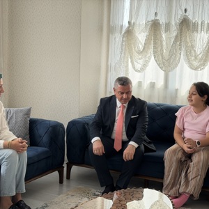 İl Müdürümüz Sayın Naci Yılmaz, aziz şehidimiz Piyade Uzman Çavuş Halis Özcengiz’in kıymetli emaneti Hira ve ailesini evlerinde ziyaret etti. - fotoğraf 1