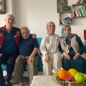 İl Müdürlüğümüzde görevli çalışma arkadaşlarımız tarafından, Şehit Mehmet Ali Tütüncü’nün kıymetli anne ve babası ile Şehit Tayfun Yavuz’un şehadet yıl dönümü münasebetiyle kıymetli annesi hanelerinde ziyaret edildi. - fotoğraf 1