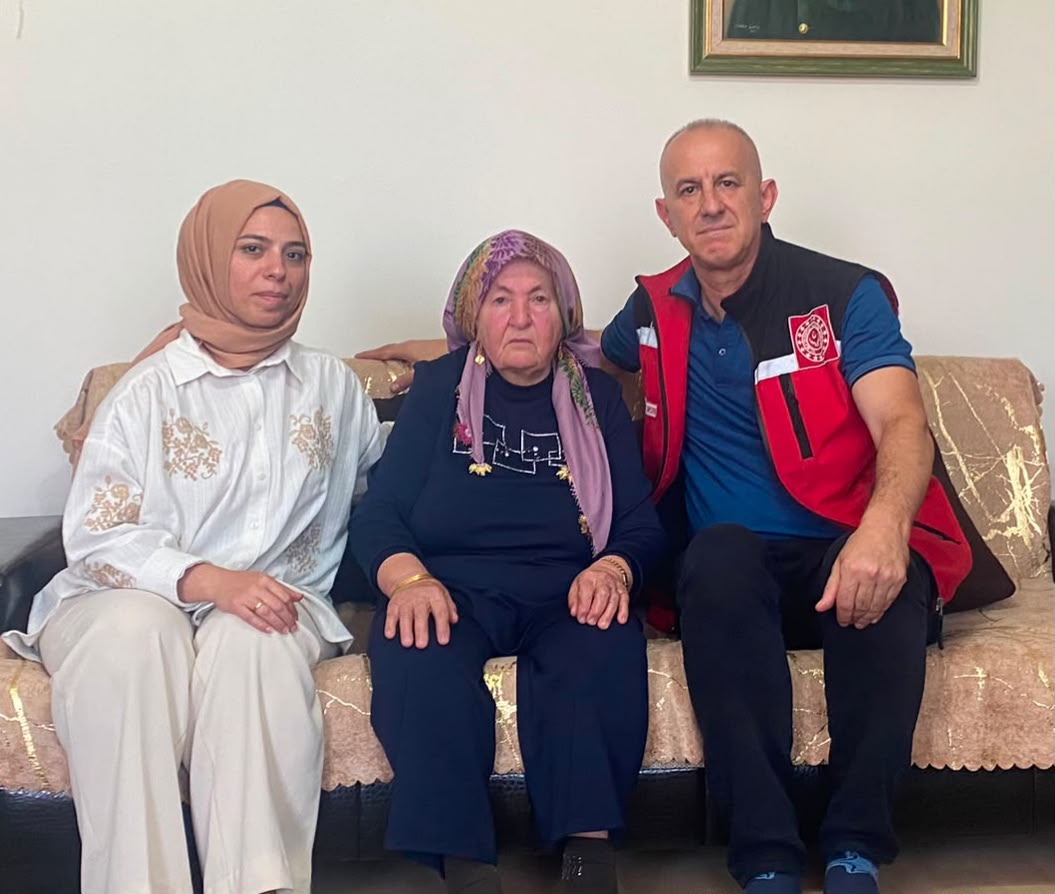 İl Müdürlüğümüzde görevli çalışma arkadaşlarımız tarafından, Şehit Mehmet Ali Tütüncü’nün kıymetli anne ve babası ile Şehit Tayfun Yavuz’un şehadet yıl dönümü münasebetiyle kıymetli annesi hanelerinde ziyaret edildi.