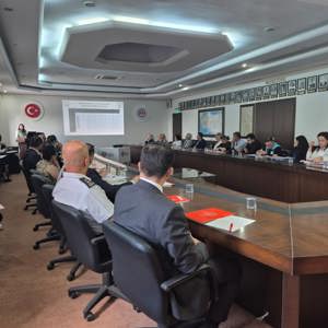 Sayın Vali Yardımcımız Yüksel TOPAL başkanlığında; İl Müdürümüz Selim KÖSE, kamu kurum ve kuruluşlarının müdürleri ile sivil toplum kuruluşu temsilcilerinin katılımıyla Kadının Güçlenmesi İl Eylem Planı İl Koordinasyon Toplantısı ve Kadına Yönelik Şiddetle Mücadele İl Koordinasyon, İzleme ve Değerlendirme Toplantısı gerçekleştirildi. - fotoğraf 3