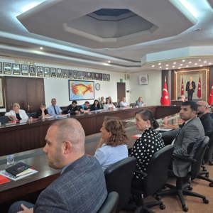 Sayın Vali Yardımcımız Yüksel TOPAL başkanlığında; İl Müdürümüz Selim KÖSE, kamu kurum ve kuruluşlarının müdürleri ile sivil toplum kuruluşu temsilcilerinin katılımıyla Kadının Güçlenmesi İl Eylem Planı İl Koordinasyon Toplantısı ve Kadına Yönelik Şiddetle Mücadele İl Koordinasyon, İzleme ve Değerlendirme Toplantısı gerçekleştirildi. - fotoğraf 1