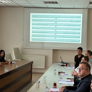 Vali Yardımcımız Yüksel Topal başkanlığında; İl Müdür Yardımcımız Neslihan Şeyma Taşaltın Soydinç ve sivil toplum kuruluşlarının temsilcilerinin katılımıyla Otizm Eylem Planı Değerlendirme Toplantısı, İl Müdürlüğümüz hizmet binasında gerçekleştirildi. - fotoğraf 3