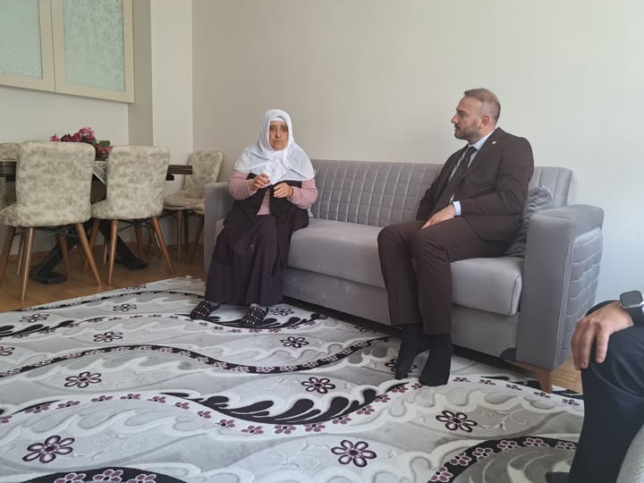 İl Müdürümüz Alper Alp, Şehidimizin kıymetli annesini ziyaret etti.