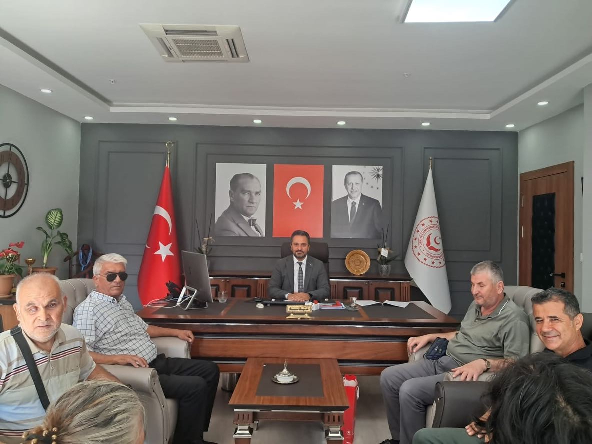 Türkiye Görme Engelliler Derneği Muğla Şubesi Başkanı Mehmet ÖZDEMİR ve beraberindeki yönetim kurulu üyeleri, İl Müdürümüz Mahmut SELÇUK’u makamında ziyaret etti.
