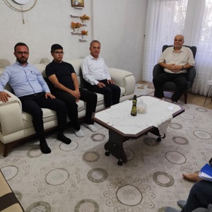  Cumhurbaşkanımızın kararıyla ilan edilen Aile ve Nüfus 10 Yılı (2026-2035) kapsamında, İl Müdürümüz Mustafa ÇAKIR, Şube müdürümüz Esra BAYSAL ve Bucak Sosyal Hizmet Merkezi Müdür V. İsmail AYRULU tarafından aile ziyaretleri gerçekleştirildi. - fotoğraf 1
