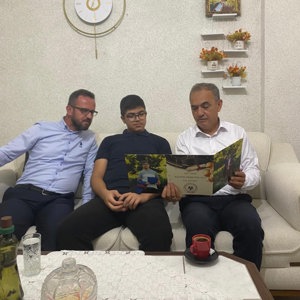  Cumhurbaşkanımızın kararıyla ilan edilen Aile ve Nüfus 10 Yılı (2026-2035) kapsamında, İl Müdürümüz Mustafa ÇAKIR, Şube müdürümüz Esra BAYSAL ve Bucak Sosyal Hizmet Merkezi Müdür V. İsmail AYRULU tarafından aile ziyaretleri gerçekleştirildi. - fotoğraf 3