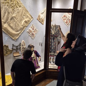 Okul Destek Projesi kapsamında çocuklarla birlikte Atatürk ve Etnografya Müzesi ile Uşak Halı-Kilim Müzesi ziyaret edilmiştir. - fotoğraf 1