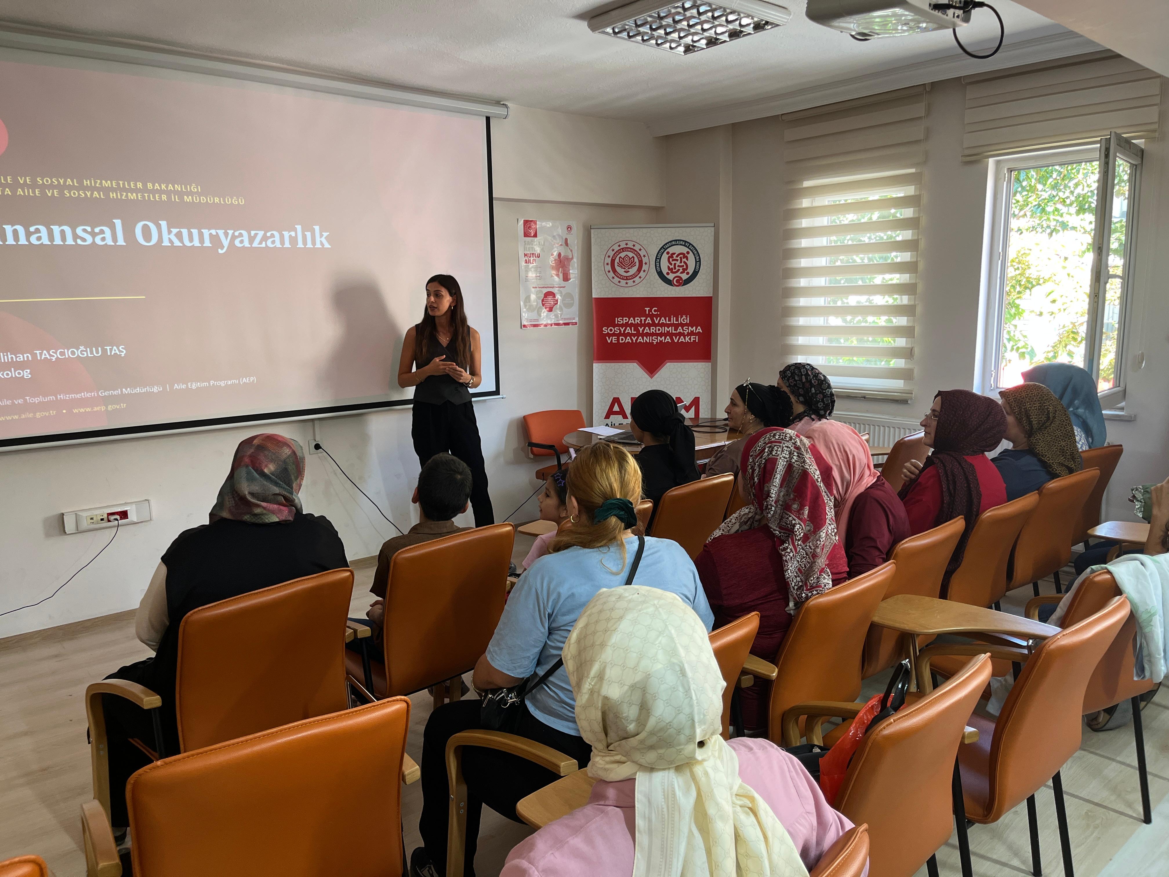 Aile Destek Merkezi (ADEM) eğitimlerine devam eden kursiyerlerimize yönelik “Finansal Okuryazarlık” konulu eğitim gerçekleştirdik. 