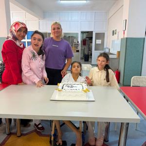 Isparta Müze Müdürlüğünden gönüllü olarak katılım sağlayan misafirlerimizle birlikte, Engelsiz Yaşam Bakım Rehabilitasyon ve Aile Danışma Merkezi Gündüzlü Birimimizden hizmet alan özel gereksinimli bireylerimizin Ağustos ayı doğum günü etkinliğini gerçekleştirdik. - fotoğraf 4