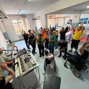 Isparta Müze Müdürlüğünden gönüllü olarak katılım sağlayan misafirlerimizle birlikte, Engelsiz Yaşam Bakım Rehabilitasyon ve Aile Danışma Merkezi Gündüzlü Birimimizden hizmet alan özel gereksinimli bireylerimizin Ağustos ayı doğum günü etkinliğini gerçekleştirdik. - fotoğraf 1