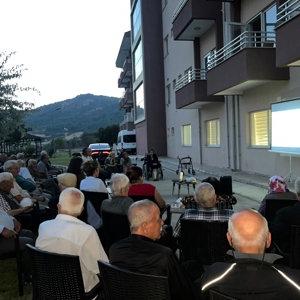 Büyüklerimizle Keyifli Bir Akşam: “Açık Hava Film Gösterimi” - fotoğraf 3