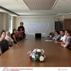 Hozat Sosyal Yardımlaşma ve Dayanışma Vakfı (SYDV) Personeline Yönelik 'Madde Bağımlılığı ile Mücadele ve Farkındalık Eğitimi' Verildi - fotoğraf 1