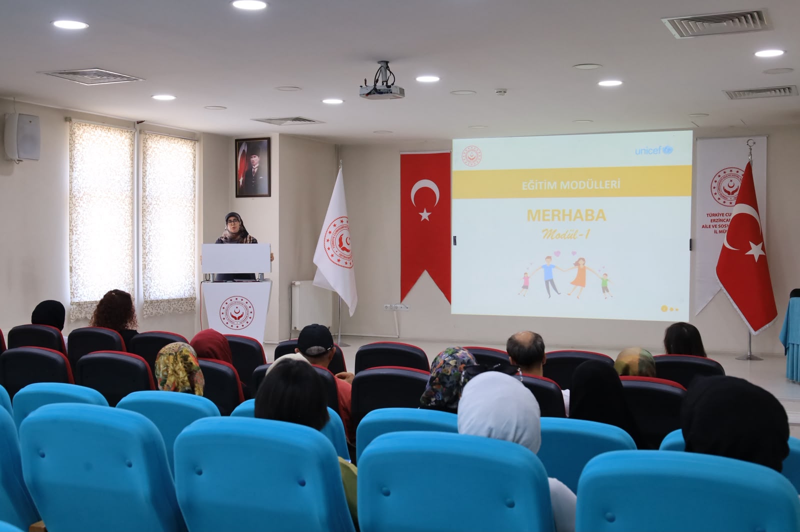 Koruyucu ailelerin hizmet hakkında bilgi sahibi olması ve çocukların psiko-sosyal ihtiyaçlarının karşılanarak, sağlıklı gelişimlerinin desteklenmesine yönelik “Koruyucu Aile 1. Kademe Eğitimleri” başladı.