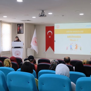 Koruyucu ailelerin hizmet hakkında bilgi sahibi olması ve çocukların psiko-sosyal ihtiyaçlarının karşılanarak, sağlıklı gelişimlerinin desteklenmesine yönelik “Koruyucu Aile 1. Kademe Eğitimleri” başladı. - fotoğraf 1