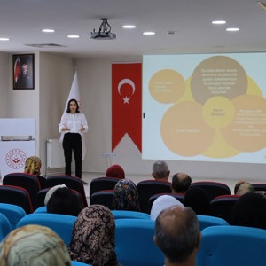 Koruyucu ailelerin hizmet hakkında bilgi sahibi olması ve çocukların psiko-sosyal ihtiyaçlarının karşılanarak, sağlıklı gelişimlerinin desteklenmesine yönelik “Koruyucu Aile 1. Kademe Eğitimleri” başladı. - fotoğraf 2