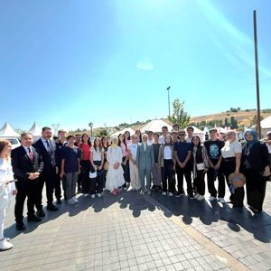Cumhurbaşkanımız Sayın Recep Tayyip Erdoğan’ın teşrifleri ve Bakanımız Sayın Mahinur Özdemir Göktaş’ın katılımlarıyla, Malazgirt Zaferi’nin 955. yıl dönümü dolayısıyla aziz şehitlerimizin çocukları ile kahraman gazilerimizin evlatları da katılım sağladı - fotoğraf 1