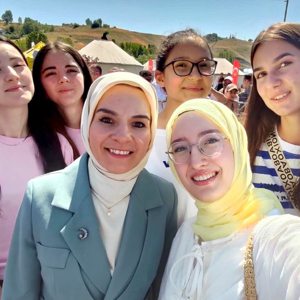 Cumhurbaşkanımız Sayın Recep Tayyip Erdoğan’ın teşrifleri ve Bakanımız Sayın Mahinur Özdemir Göktaş’ın katılımlarıyla, Malazgirt Zaferi’nin 955. yıl dönümü dolayısıyla aziz şehitlerimizin çocukları ile kahraman gazilerimizin evlatları da katılım sağladı - fotoğraf 4