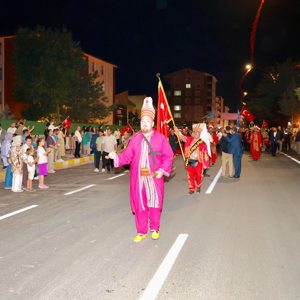 955. Yıl Anadolu'nun Fethi Malazgirt 1071 Ahlat Anma Programı" kapsamında Ahlat'ta  "Fener Alayı ve Bayrak Yürüyüşü - fotoğraf 8