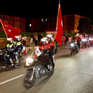 955. Yıl Anadolu'nun Fethi Malazgirt 1071 Ahlat Anma Programı" kapsamında Ahlat'ta  "Fener Alayı ve Bayrak Yürüyüşü - fotoğraf 3
