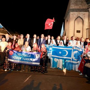 955. Yıl Anadolu'nun Fethi Malazgirt 1071 Ahlat Anma Programı" kapsamında Ahlat'ta  "Fener Alayı ve Bayrak Yürüyüşü - fotoğraf 2