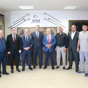  İl Müdürümüz Vefa Akdoğan, 15 Temmuz Derneği Genel Başkanı Sayın İsmail Hakkı Turunç ve beraberindeki heyet ile birlikte Ahlat Kaymakamımız Sayın Özgür Kaya'yı makamında ziyaret etti - fotoğraf 1
