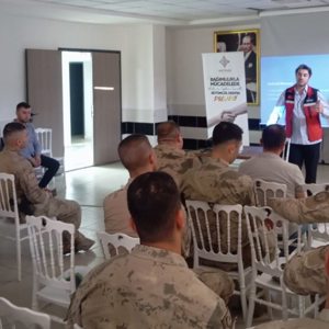 Batman Modeli Beşiri’de Jandarma Personeliyle Buluştu. - fotoğraf 1