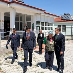 Engelli ve Yaşlı Hizmetleri Genel Müdürü Taha Kürşat Sezen, Engelli ve Yaşlı Hizmetleri Daire Başkanı Salih Emre İnan ve İl Müdürümüz Selim KÖSE, Isparta Engelsiz Yaşam Bakım, Rehabilitasyon ve Aile Danışma Merkezimizi ziy - fotoğraf 3